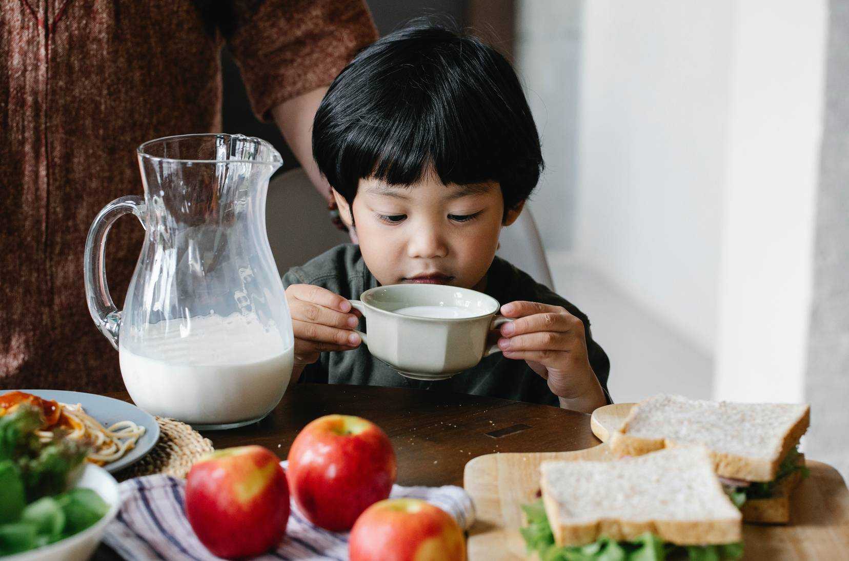 A little boy is drinking milk. Image courtesy: pexels.com