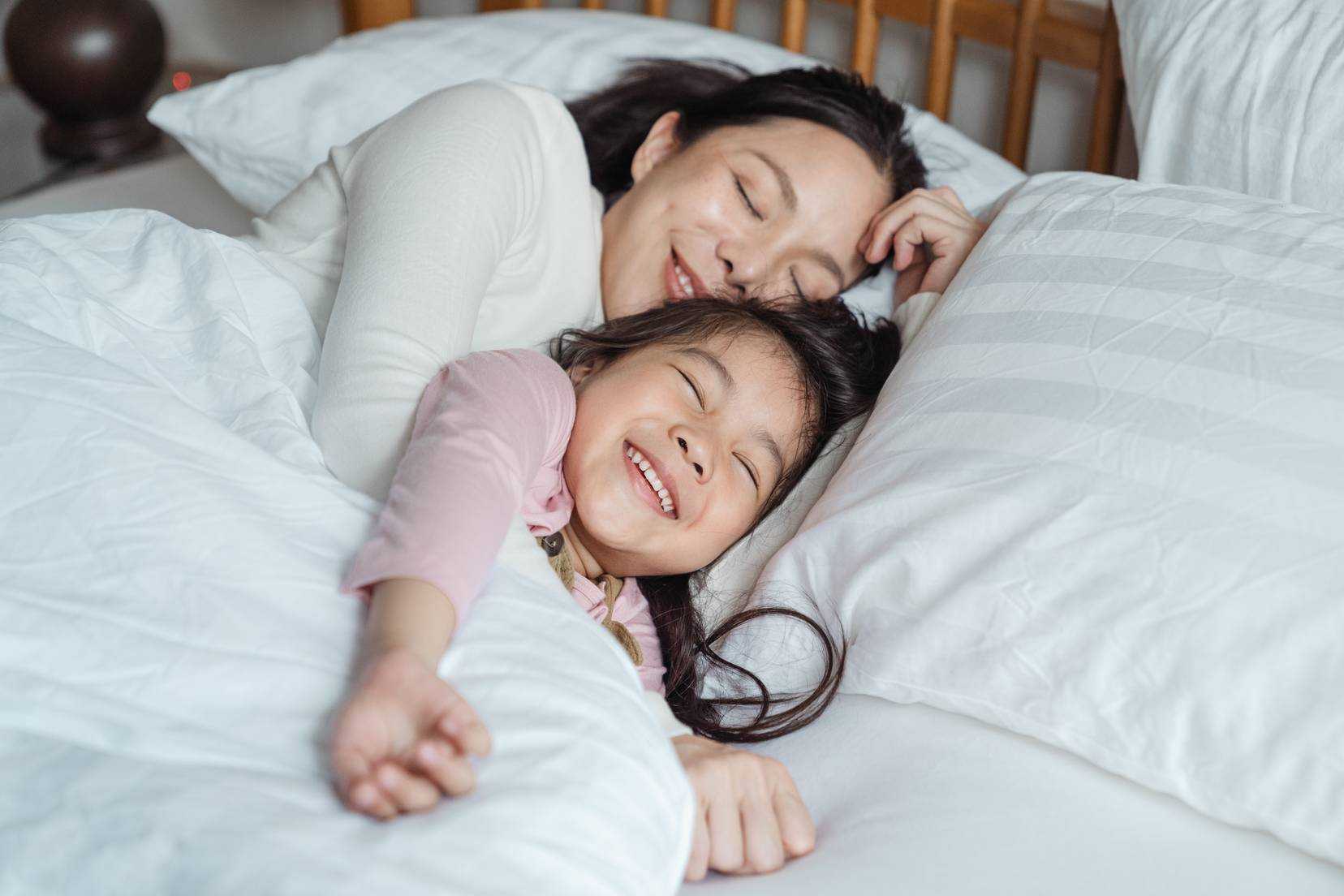 Mom and daughter are sleeping. Image courtesy: pexels.com