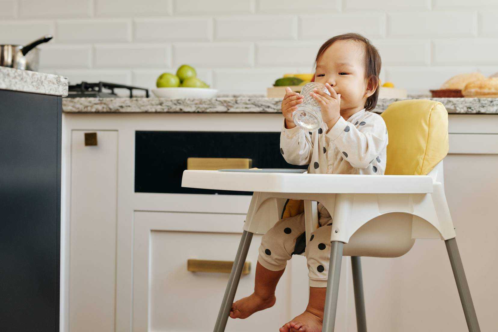 Toddler drinking water independently. Image courtesy: pexels.com