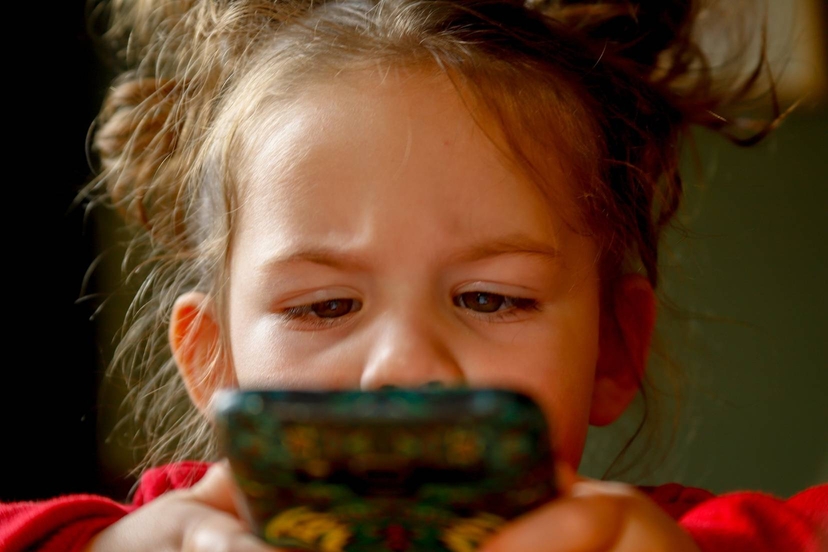 Girl watching mobile. Image courtesy: pixabay.com